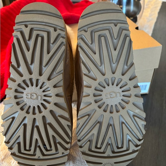 Uggs Women’s Ansley Boots - Picture 3 of 3